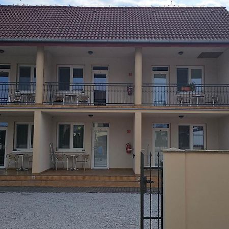Apartmanovy Dom Flora เวลคีเมเดียร์ ภายนอก รูปภาพ