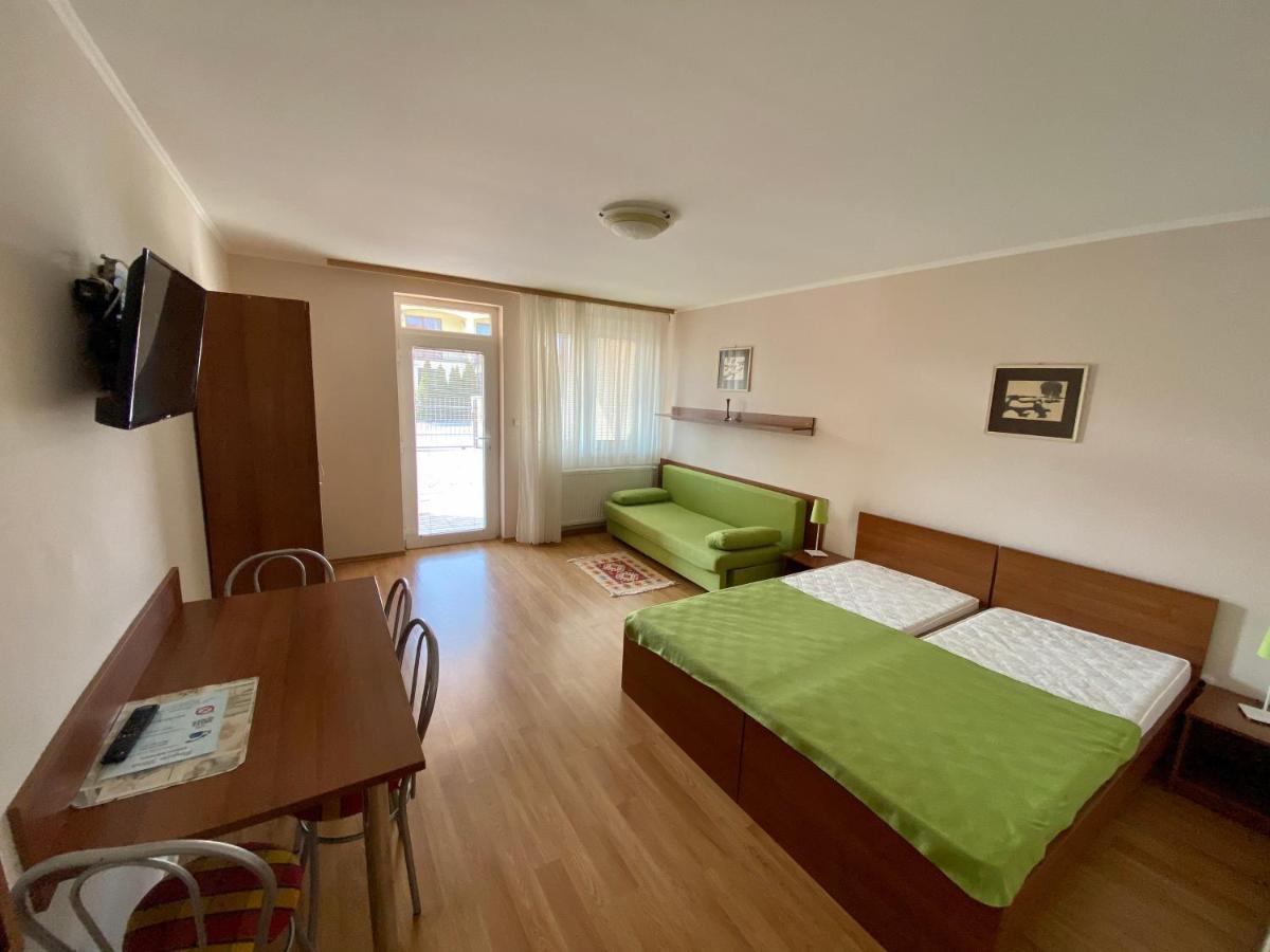 Apartmanovy Dom Flora เวลคีเมเดียร์ ภายนอก รูปภาพ