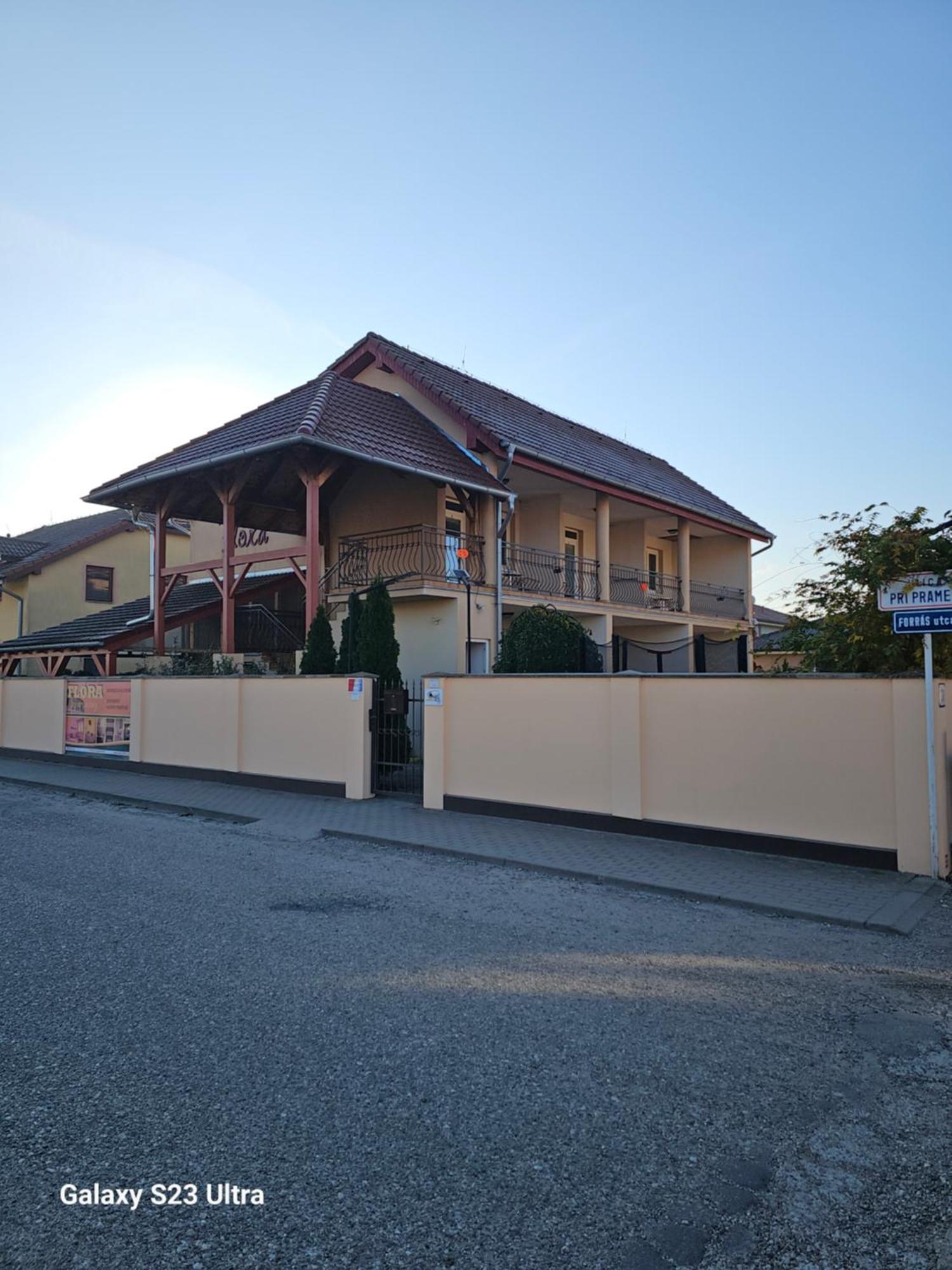 Apartmanovy Dom Flora เวลคีเมเดียร์ ภายนอก รูปภาพ